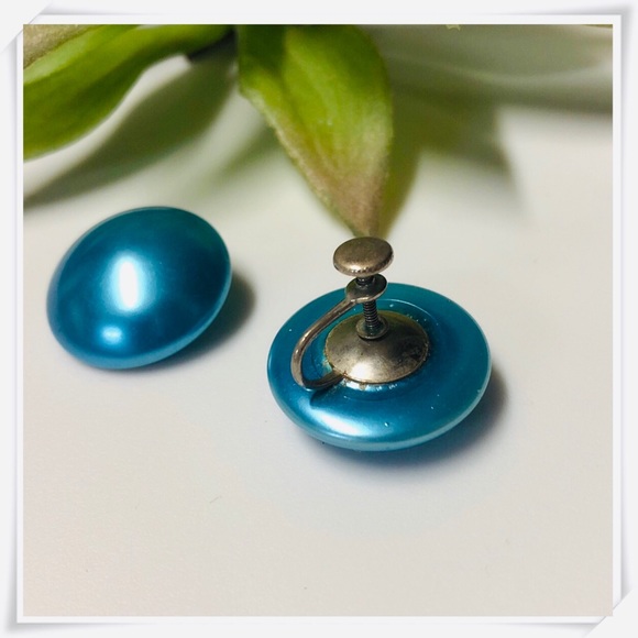 Vintage blue acrylic button earrings - Picture 5 of 6